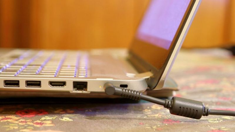 La laptop, ¿enchufada  o solo batería?: esto es lo que dicen los expertos
