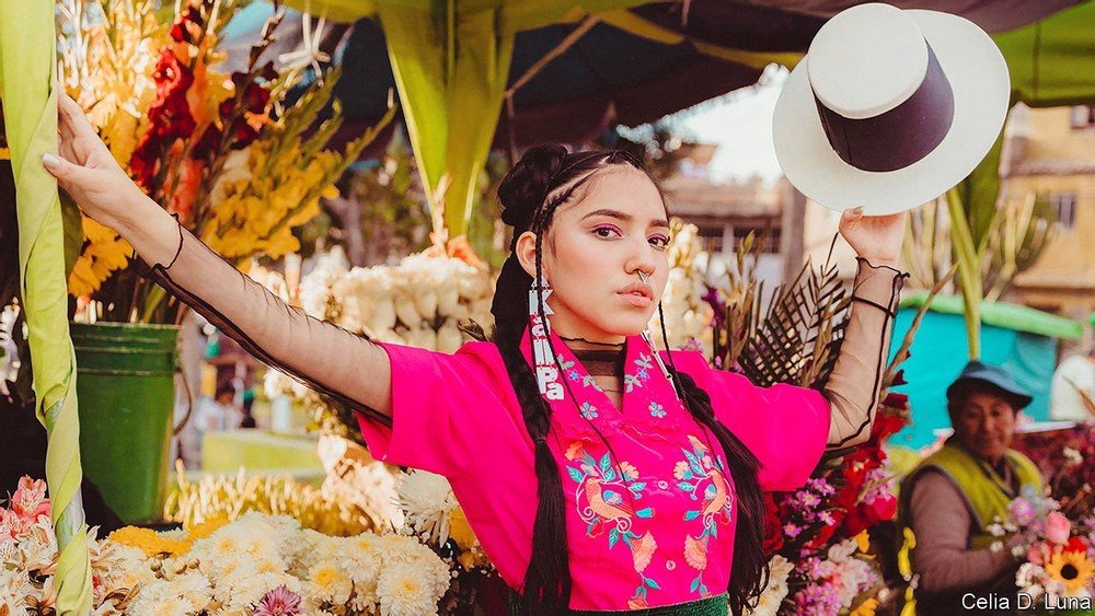 Renata Flores, cantante peruana que abraza su herencia quechua